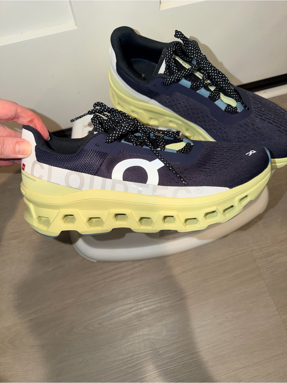 On Running Cloudmonster Mens Size 9 Like New